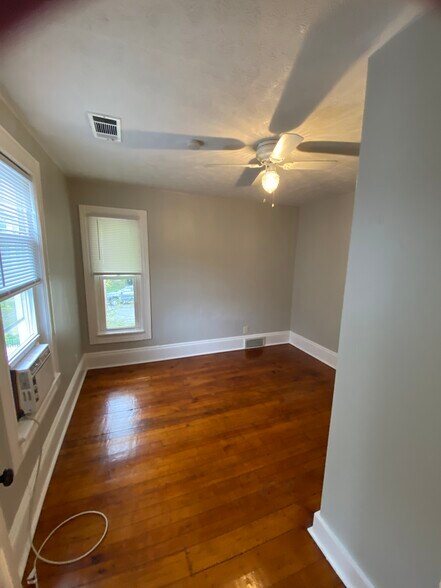 Building Photo - 1832 W 48th St