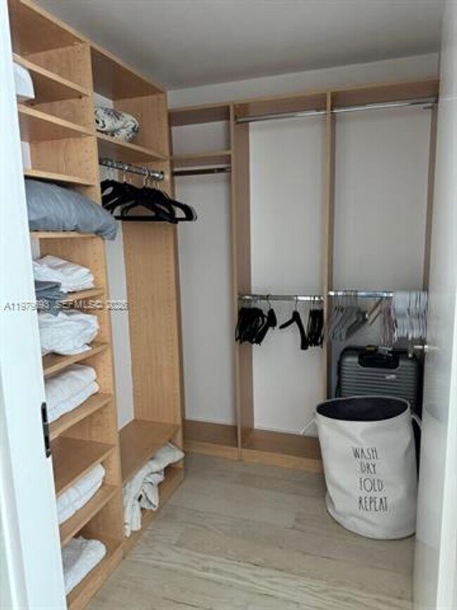 Building Photo - 200 Biscayne Blvd Way