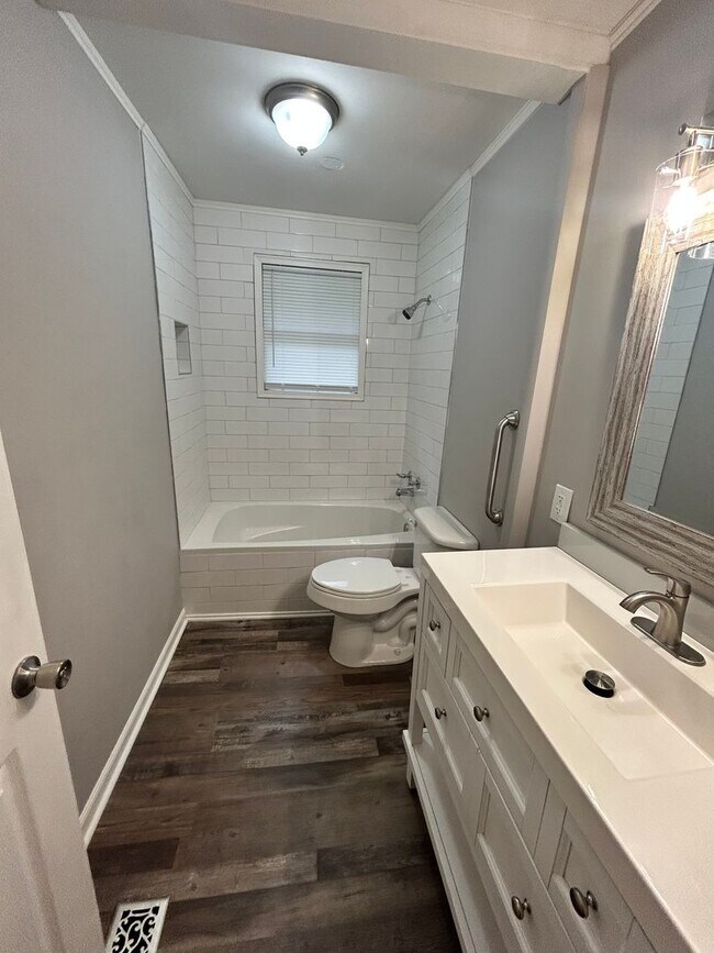 Building Photo - Three Bedroom Two Bath Home