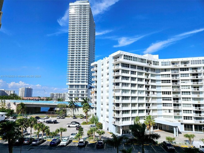 Building Photo - 1817 S Ocean Dr