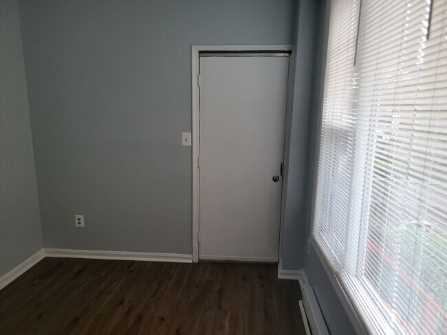 Building Photo - Spacious 3 BR/2 BA Townhome  in Greenway!