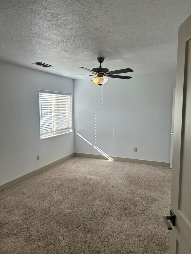 Building Photo - BEAUTIFUL TOWNHOME!