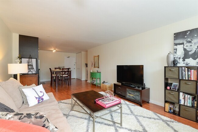Building Photo - 555 W Cornelia Ave