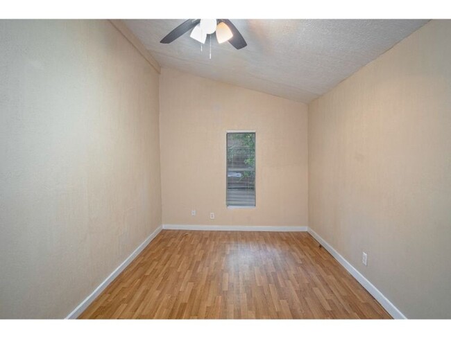 Building Photo - Happy and Convenient Home Near Downtown