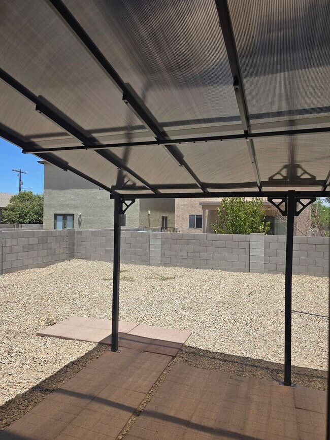 Building Photo - Large 4 bedroom home with Den - Corner lot...