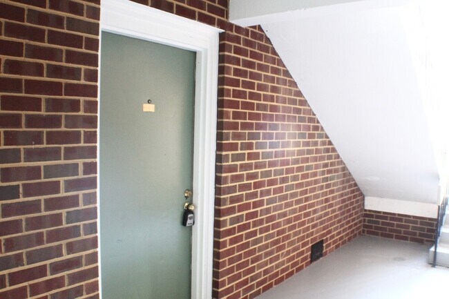 Building Photo - 2 bedroom Condo for rent! Available this A...