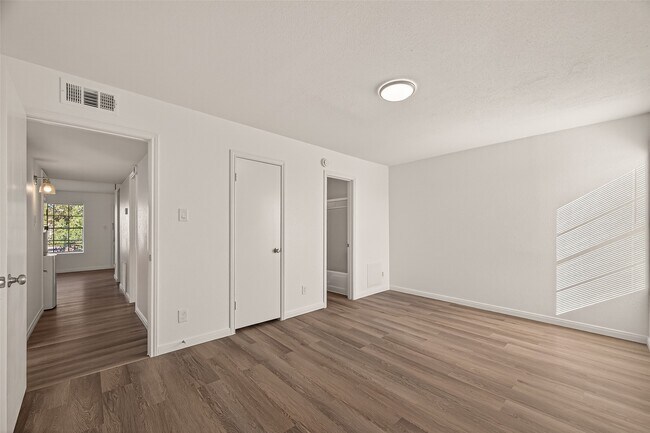 Building Photo - 5550 N Braeswood Blvd