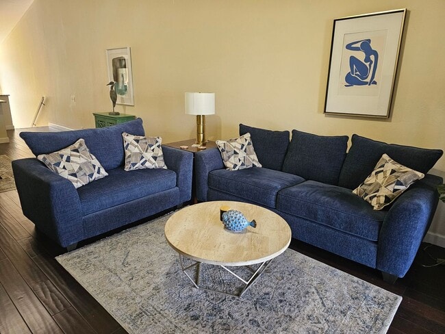 Building Photo - Available at a discounted rate - Furnished 3BR/2BA second floor condo in Worthington!