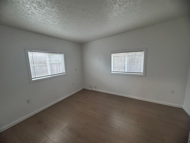 Building Photo - New Flooring & Paint!