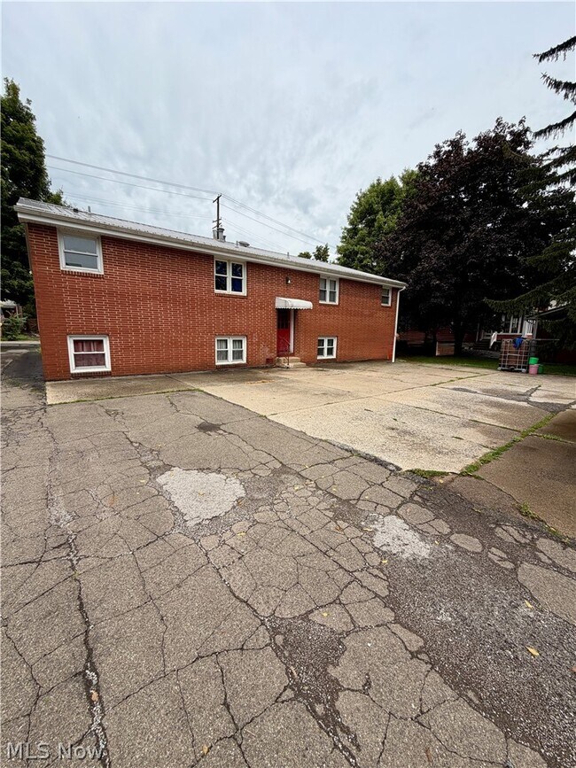 Building Photo - 320 E Chestnut St