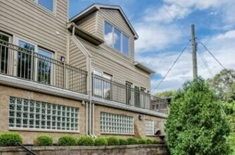 Building Photo - 934 W Huron St