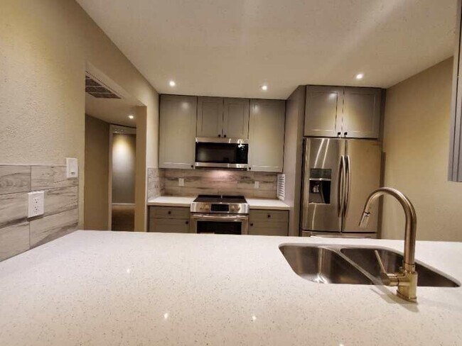 Building Photo - 2830 S Bartell Dr