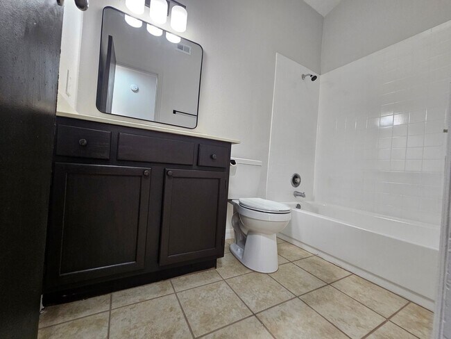 Building Photo - Freshly Renovated & Move-In Ready!! 3-bedroom, 2-bath home located in Lake Sparling Heights, Orla...