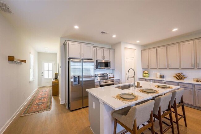 Building Photo - 622 Shallowford Rd