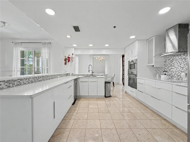 Building Photo - 2124 Fisher Island Dr