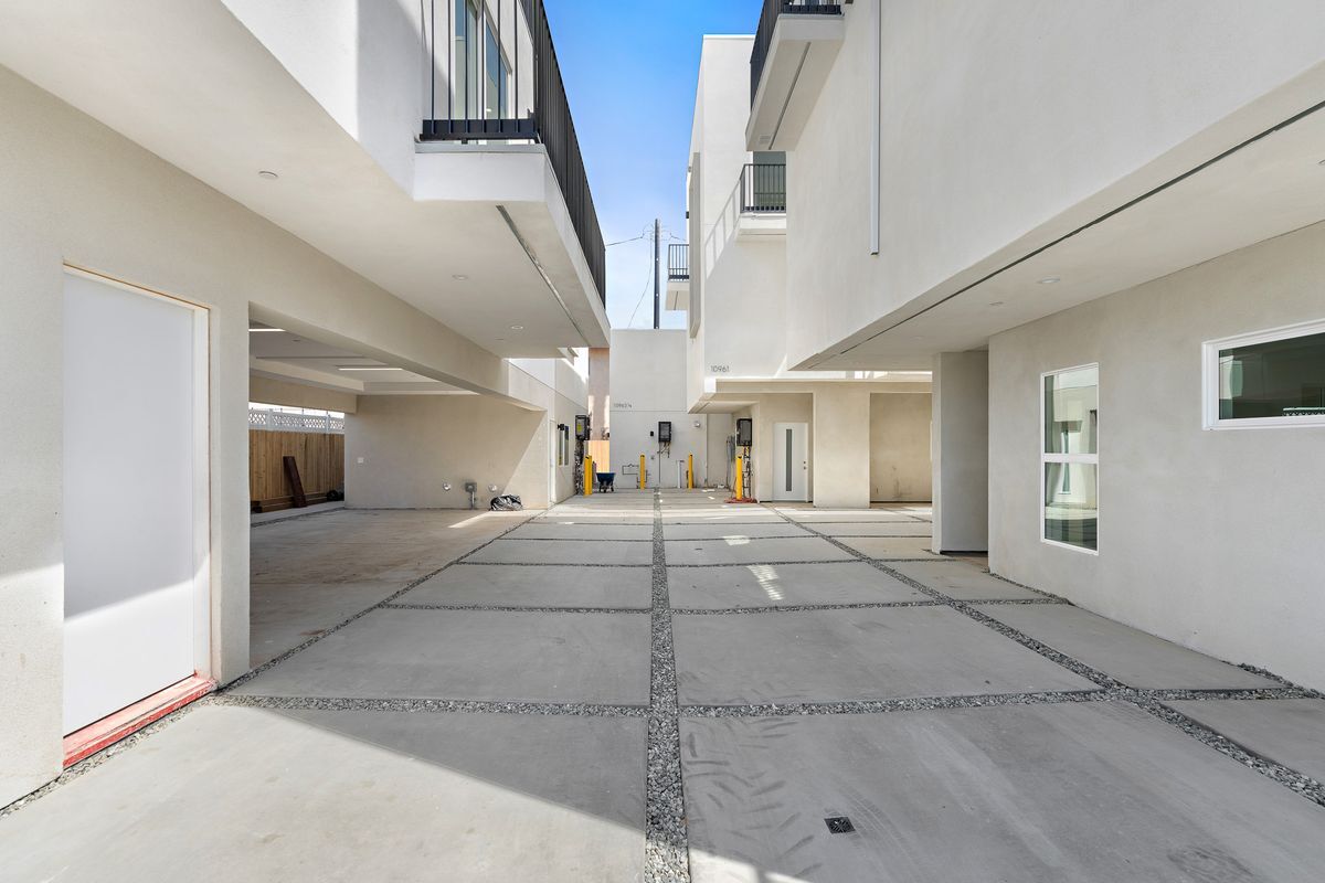 Building Photo - 10961 Calvert St