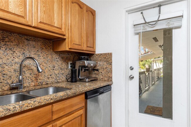 Building Photo - 81 Edgewater Dr