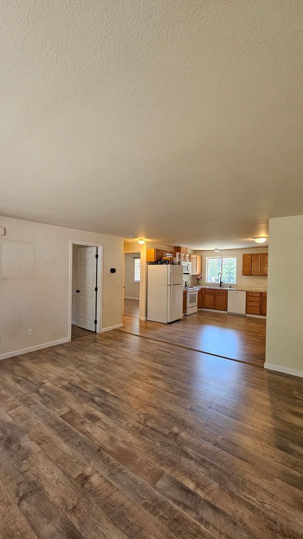 Building Photo - Spacious Duplex with large fenced yard