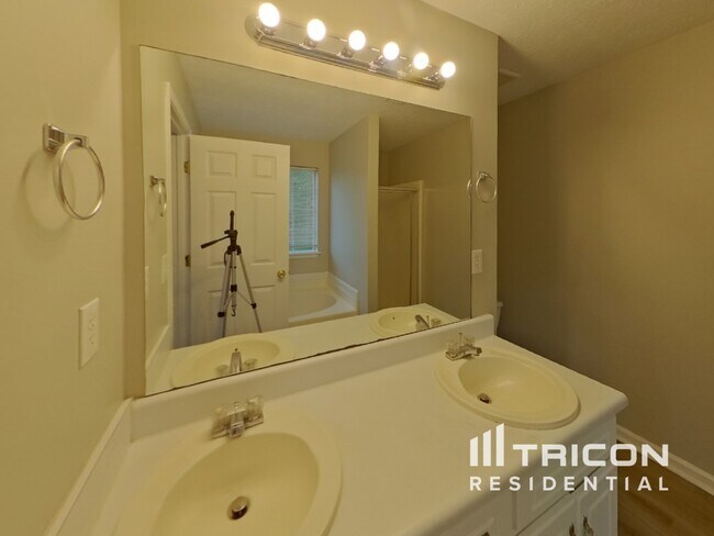 Building Photo - 4460 Brookridge Dr SW