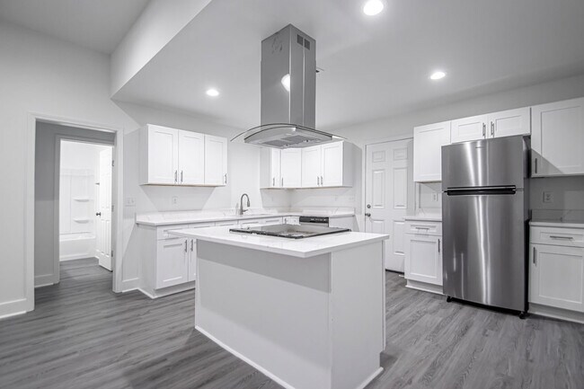 Building Photo - 306 S Schiller St