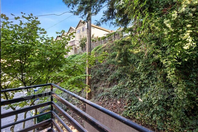 Building Photo - 1336 NE 68th Ave
