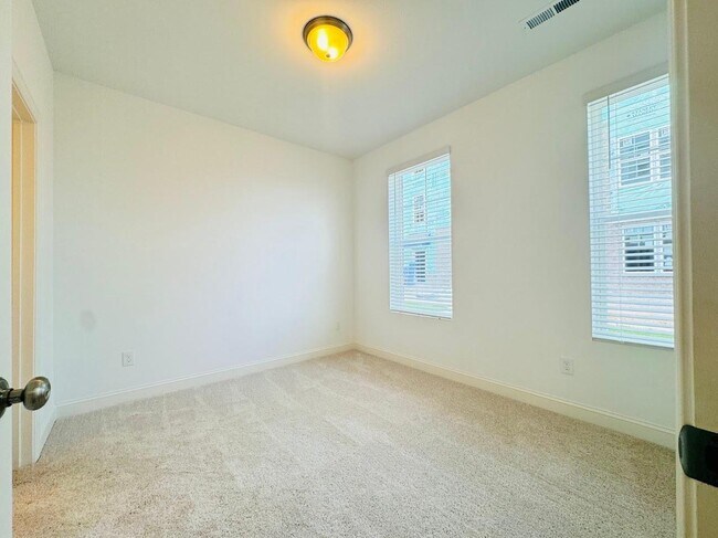 Building Photo - 4 Bedroom Townhome 2 Car garage - Wake Forest