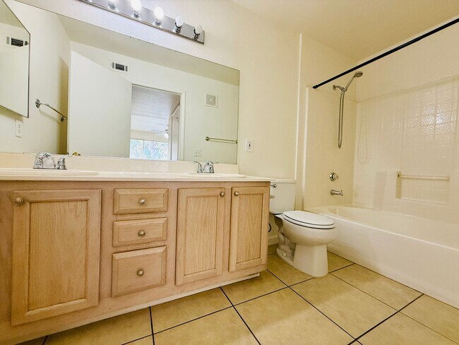 Building Photo - 2nd Floor Unit in Gated Community!