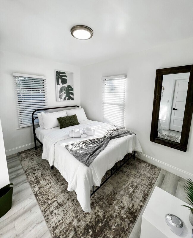 Building Photo - Furnished House in Hollywood Florida - Jun...