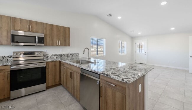 Building Photo - 1711 Sycamore Ave