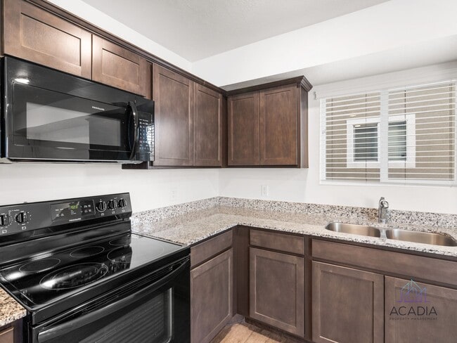 Building Photo - Spacious 3 Bed/2.5 Bath Townhome in Magna Community!