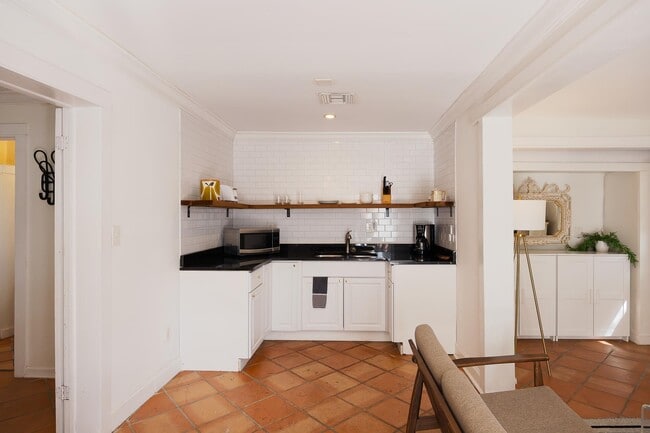 Building Photo - 717 Forest Hill Blvd