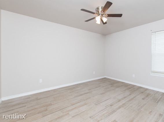 Building Photo - 3 br, 2 bath Duplex - 2541 Leroy Lane B