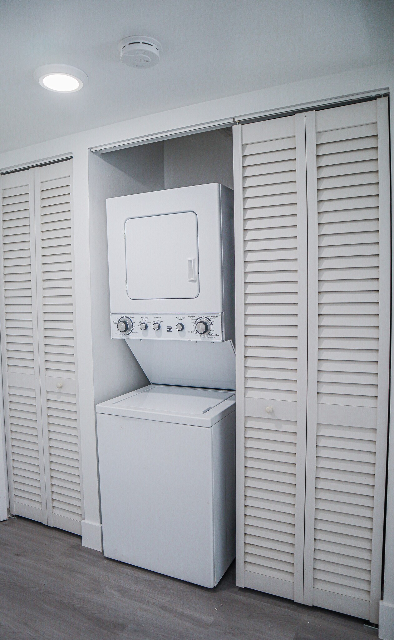 Building Photo - 8005 Lake Dr