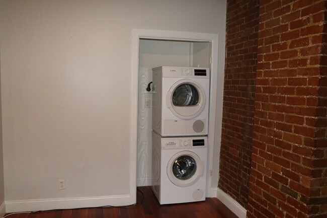 Building Photo - 320 Warren St