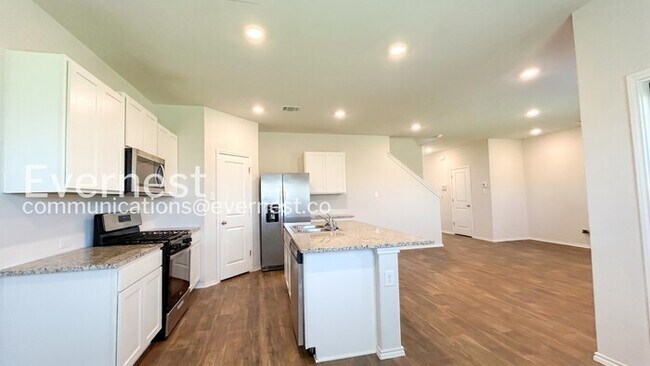 Building Photo - 3 Bed/2.5 Bath Home with Fenced Yard & Garage / Vouchers Accepted / Available Now!