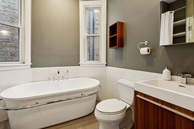 Building Photo - 903 W Addison St