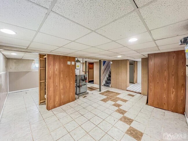 Building Photo - 114 Larch St