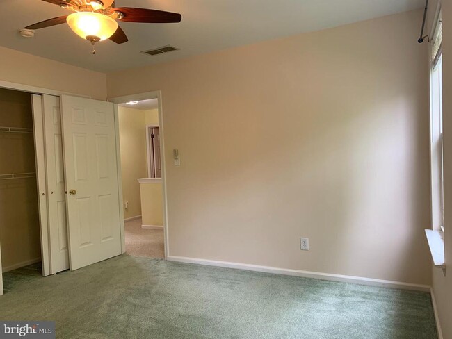 Building Photo - 35 Oakmont Terrace