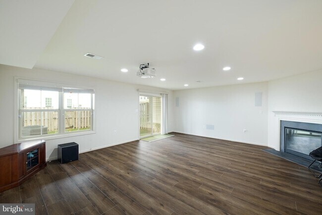 Building Photo - 42557 Dreamweaver Dr