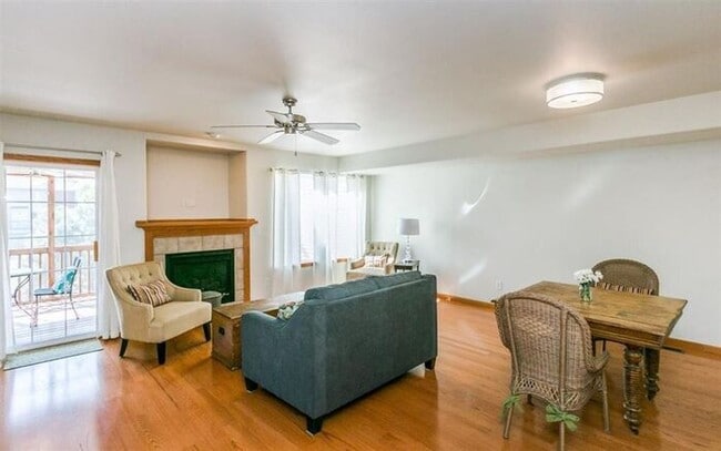 Building Photo - $1,975 | 3 Bedroom, 2.5 Bathroom Town Home | Pet Friendly* | Available for an August 1st, 2026 Mo...