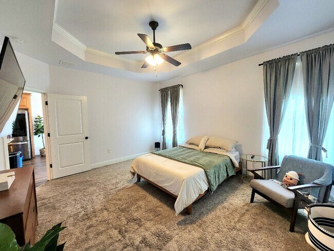 Building Photo - Discover Fine Living in this Captivating 3 Bed/2 Bath Home!