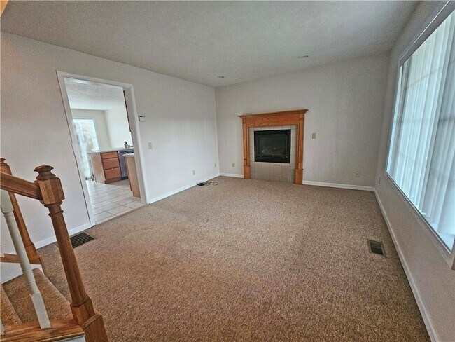 Building Photo - 118 Main St