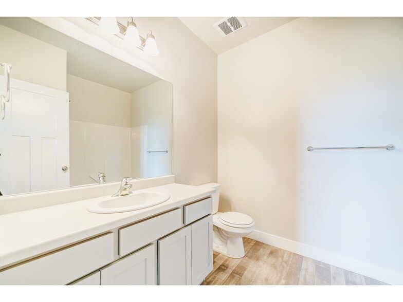 Hall Bath - 39 West Seasons Drive