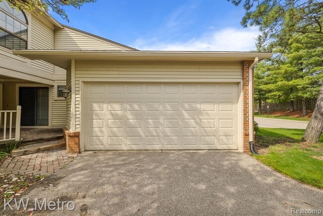 Building Photo - 5652 Drake Hollow Dr E