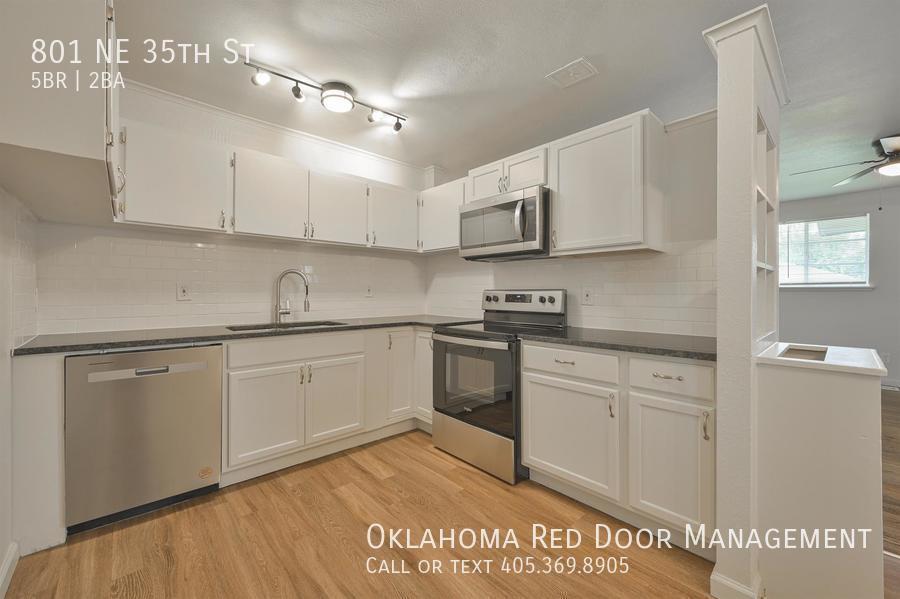 Building Photo - 801 NE 35th St