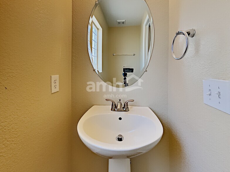 Building Photo - 4995 Fundy St