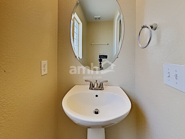 Building Photo - 4995 Fundy St