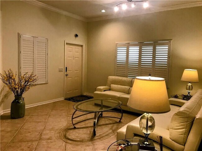 Building Photo - 1118 Chinaberry Dr