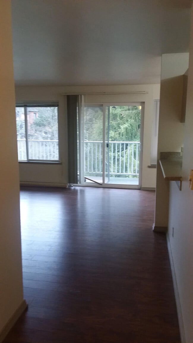 Building Photo - Country Squire Apartments - 2 bedrooms