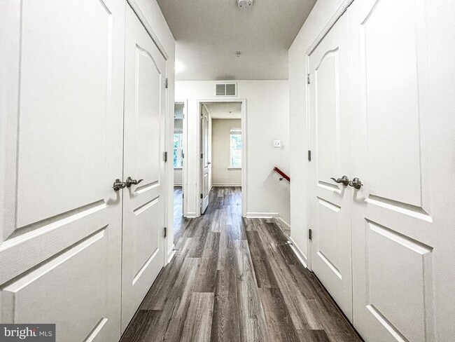 Building Photo - 3541 Woodlake Dr